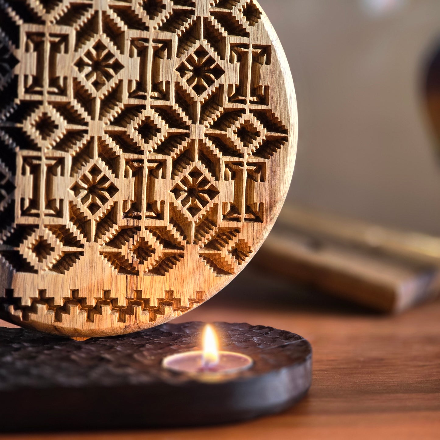 Fena'a candle holder
