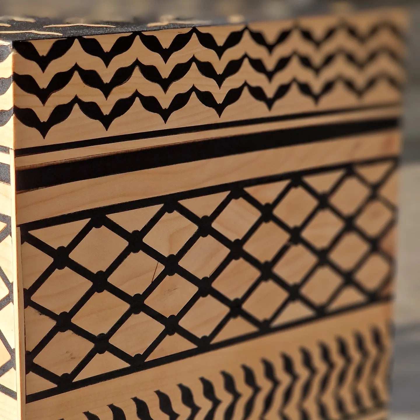 Alkuffiyeh side table